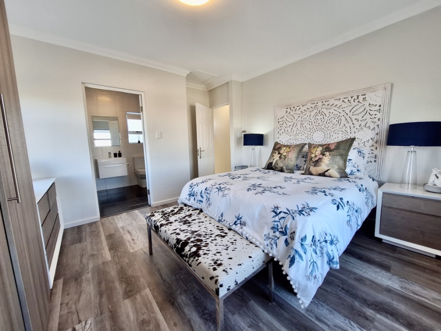 To Let 5 Bedroom Property for Rent in Pearl Bay Western Cape